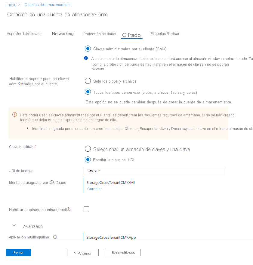 Captura de pantalla que muestra cómo configurar las claves administradas por el cliente entre inquilinos para una cuenta de almacenamiento nueva en Azure Portal.