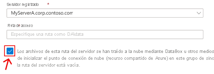 Se muestra una sección de Azure Portal del asistente Crear un punto de conexión de servidor. Se resalta una casilla que corresponde al escenario de inicialización del recurso compartido de archivos de Azure con datos. Active esta casilla si conecta AFS a la misma ubicación local desde donde copió en Data Box antes.