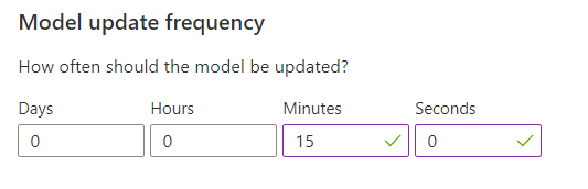 Frecuencia de actualización del modelo establece la frecuencia con la que se vuelve a entrenar un nuevo modelo de Personalizer.