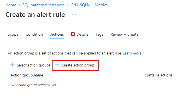 Captura de pantalla de la pestaña Acciones del cuadro de diálogo Crear regla de alertas en Azure Portal. El botón Crear grupo de acciones está resaltado.