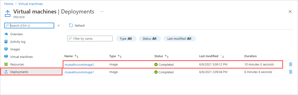 Captura de pantalla que muestra el panel Implementaciones en una vista de Máquinas virtuales de un dispositivo Azure Stack Edge. La entrada de la implementación de la máquina virtual está resaltada.