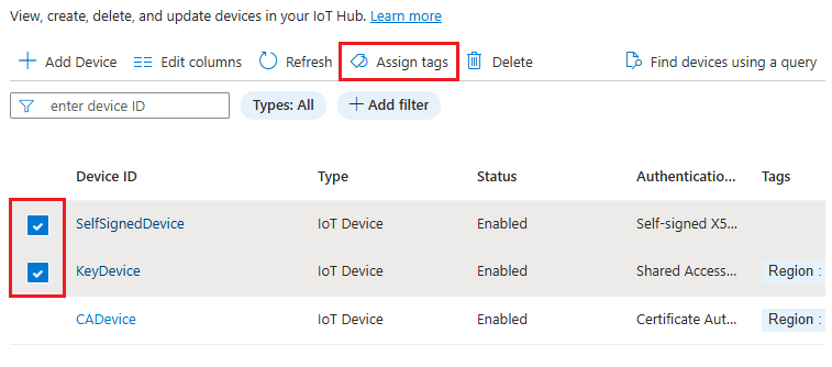 Recorte de pantalla que muestra la selección de varios dispositivos en Azure Portal para asignar etiquetas como grupo.