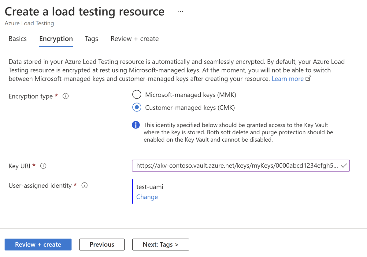 Captura de pantalla que muestra cómo habilitar el cifrado de claves administradas por el cliente al crear un recurso de Azure Load Testing.