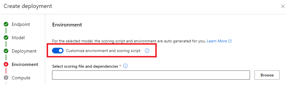 Captura de pantalla del paso donde puede configurar el script de puntuación en una nueva implementación cuando el modelo tiene formato MLflow.