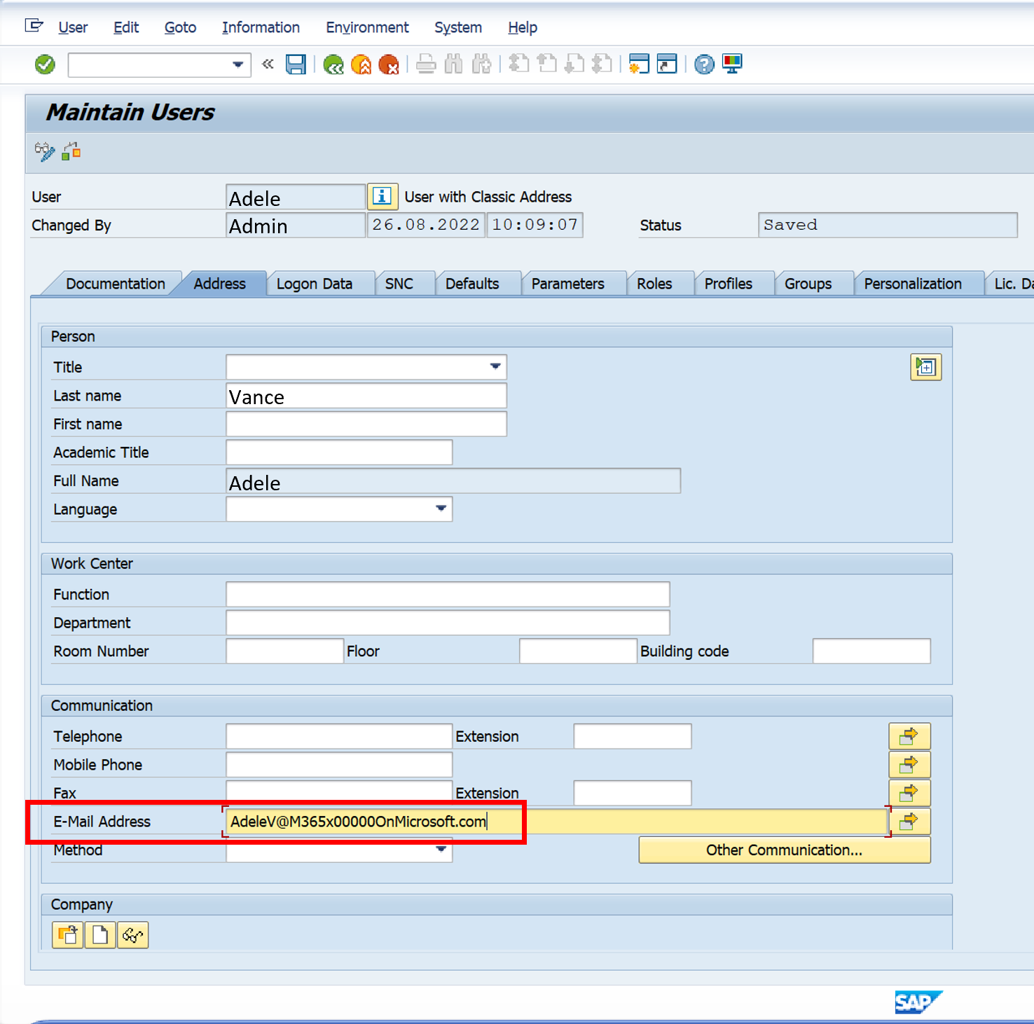 Captura de pantalla del usuario de SAP con nombre en la transacción SU01 con la dirección de correo electrónico asignada.