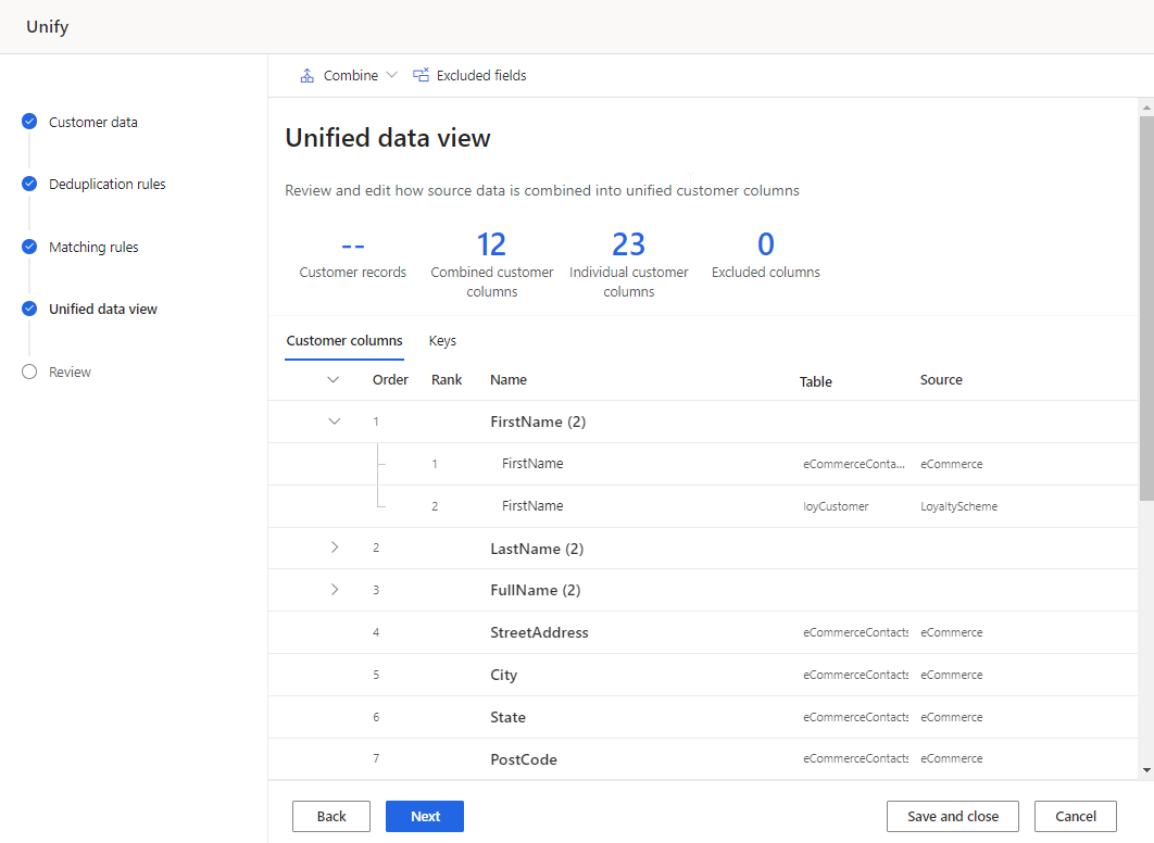 Página de campos de unificación de clientes en el proceso de unificación de datos que muestra una tabla con campos combinados que definen el perfil de cliente unificado.