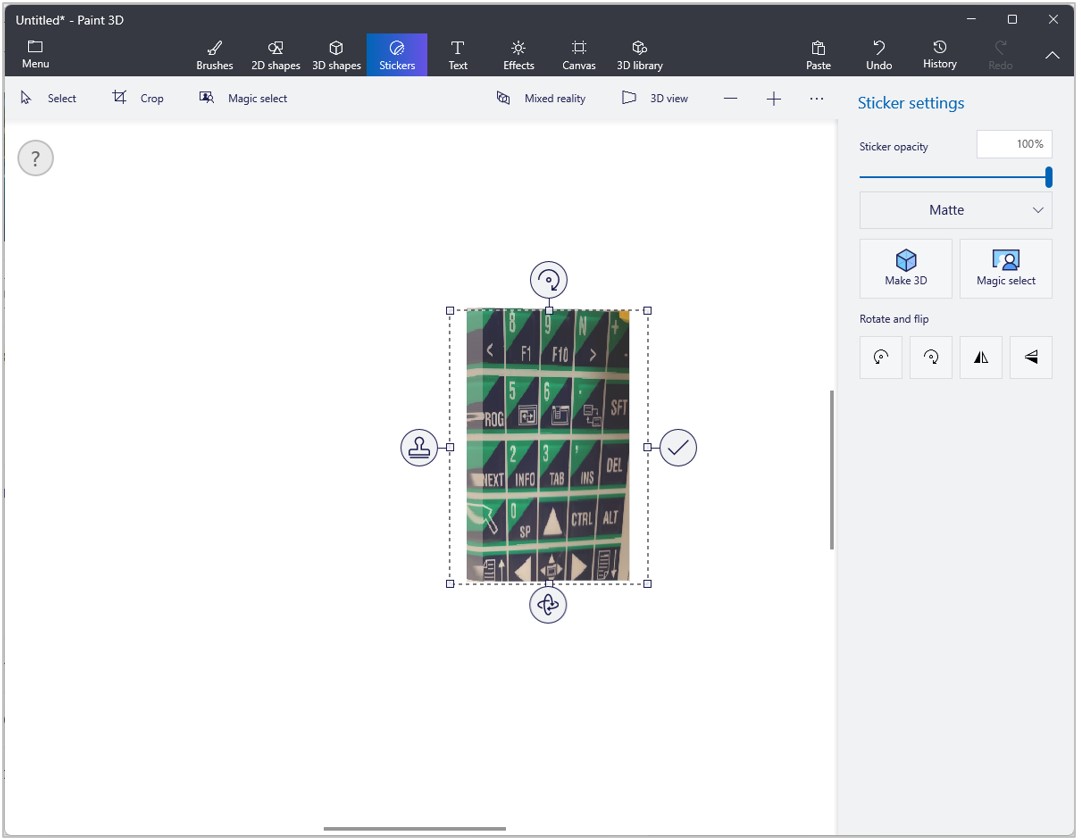 Captura de pantalla de Paint 3D con una pegatina redimensionada hasta ajustarse al panel 3D.