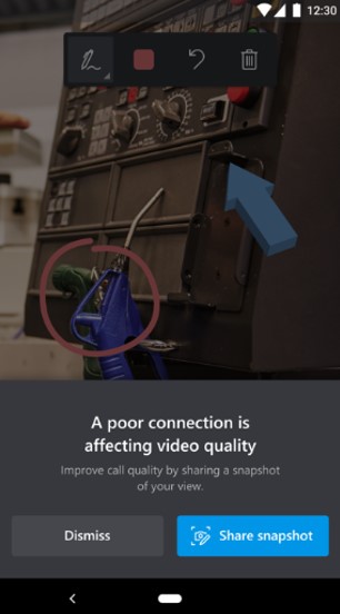 Capturas de pantalla en paralelo de Dynamics 365 Remote Assist en un dispositivo móvil y Microsoft Teams donde se muestra una imagen de baja calidad en la ventana de chat debido a una mala conexión de red.