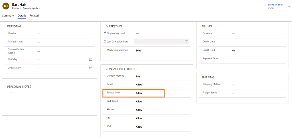 Captura de pantalla de las preferencias de contacto de un registro, con la configuración Seguir correo electrónico resaltada.