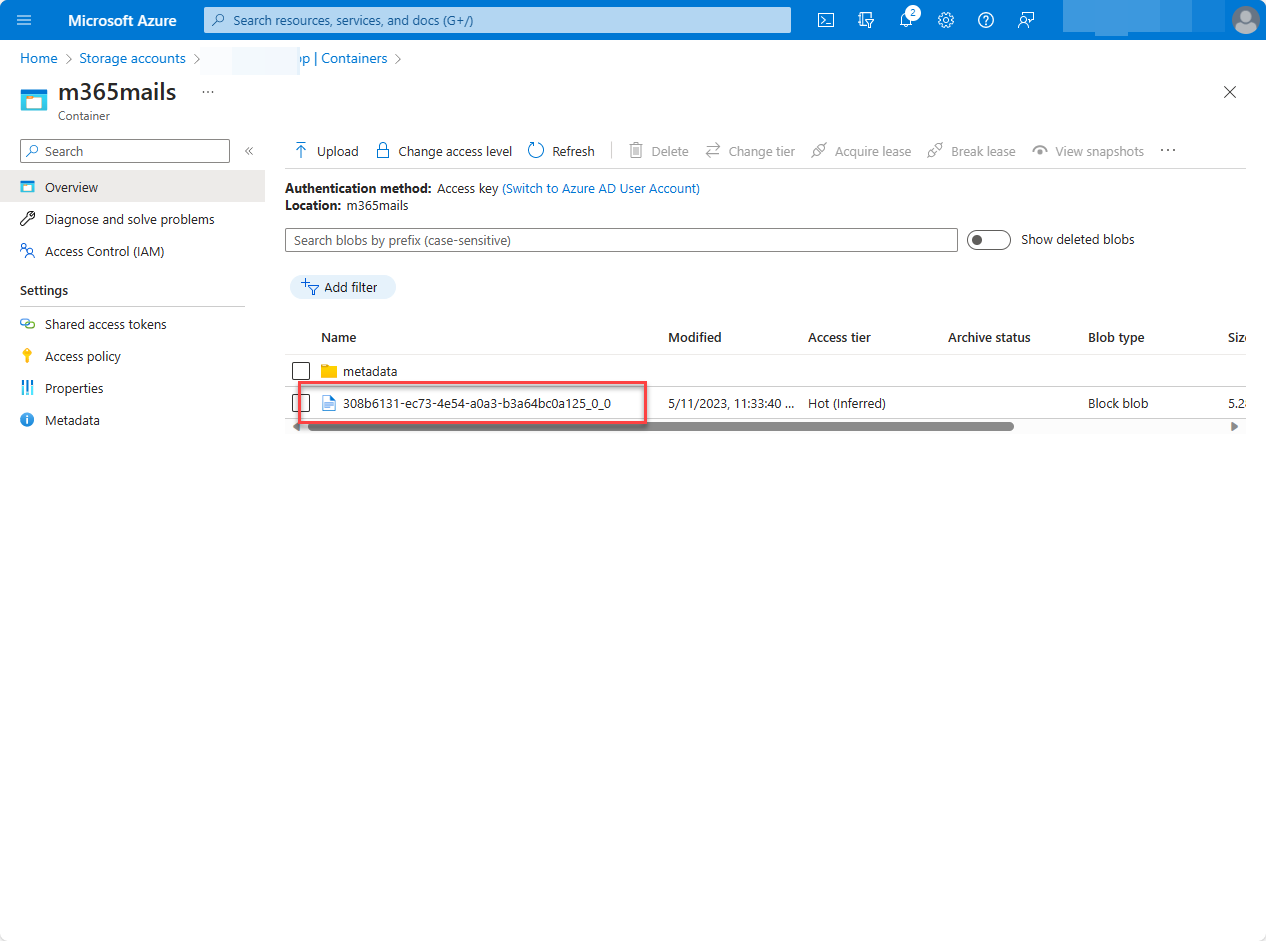 Captura de pantalla de la interfaz de usuario de Azure Portal que muestra el archivo recién creado en el contenedor de Azure Storage.