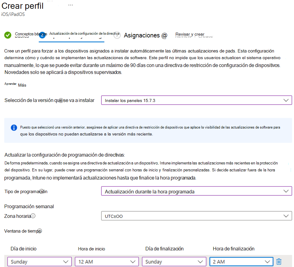 Captura de pantalla que muestra la versión específica para instalar e instalar las actualizaciones los domingos para dispositivos iOS/iPadOS en el centro de administración de Microsoft Intune.