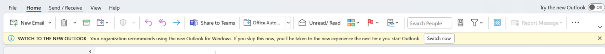 Banner de notificación en Outlook que recomienda a los usuarios cambiar a la nueva Outlook con una opción para cambiar ahora.