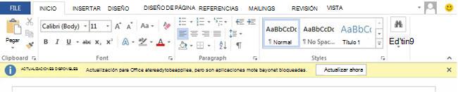 Captura de pantalla de un banner en Word que indica que las actualizaciones de Office están listas para aplicarse, pero están bloqueadas por una o varias aplicaciones.