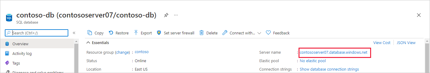 Captura de pantalla que muestra la página de una base de datos en Azure Portal con el nombre del servidor resaltado.