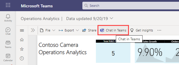 Captura de pantalla de un informe de Power BI en una reunión de Teams con el botón Chat in Teams (Chatear en Teams) resaltado.