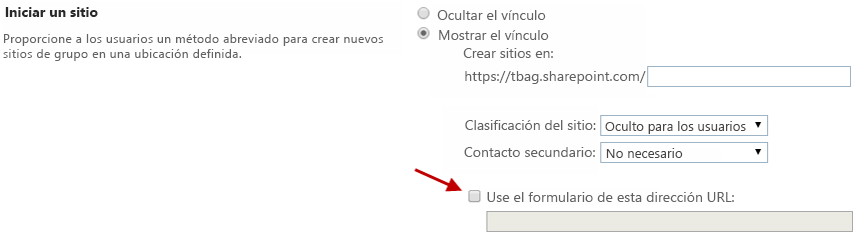 En esta página, una flecha apunta a la casilla titulada Usar el formulario en esta dirección URL, que no está activada. Otro texto y controles de esta página: proporcione a los usuarios un acceso directo para crear nuevos sitios de equipo en una ubicación definida. Botón de radio Ocultar el vínculo no seleccionado, botón de radio Mostrar el vínculo seleccionado. El campo de clasificación de sitios está oculto para los usuarios. No es necesario el campo de contacto secundario.