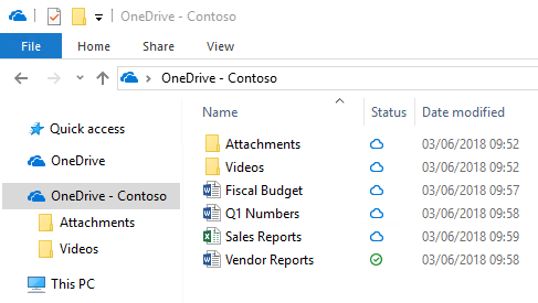 Captura de pantalla del Explorador de Windows con algunos archivos de OneDrive que se han descargado y otros que solo están en la nube.