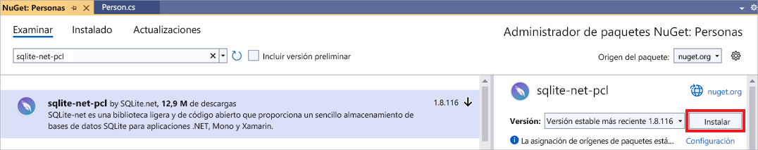 Recorte de pantalla que muestra el administrador de paquetes NuGet con la biblioteca sqlite-net-pcl seleccionada.