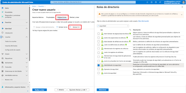 Captura de pantalla de la hoja Crear nuevo usuario donde se selecciona la pestaña siguiente en la navegación del asistente denominada Asignaciones. Muestra un botón titulado Agregar rol resaltado. En el panel Roles de directorio abierto a la derecha, se resalta el rol Administrador de seguridad.