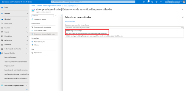 Recorte de pantalla del panel Extensiones personalizadas abierto a la derecha con Validar la entrada del usuario de registro y su dirección URL resaltada en el menú desplegable para Seleccionar una extensión personalizada.