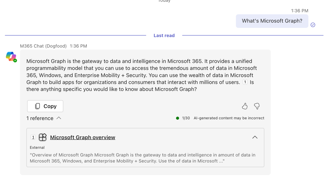 Captura de pantalla de la primera respuesta de Microsoft 365 Copilot muestra en una conversación en Microsoft Teams.