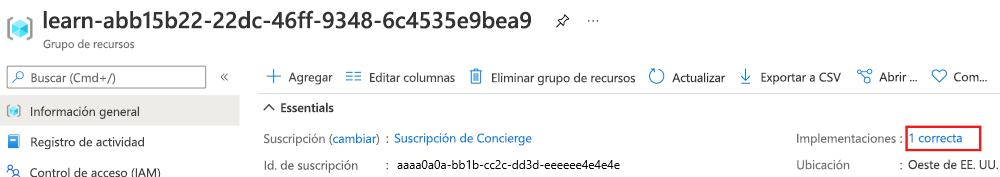 Captura de pantalla de la interfaz de Azure Portal con información general del grupo de recursos, con la sección de implementaciones que muestra la implementación que se ha realizado correctamente.