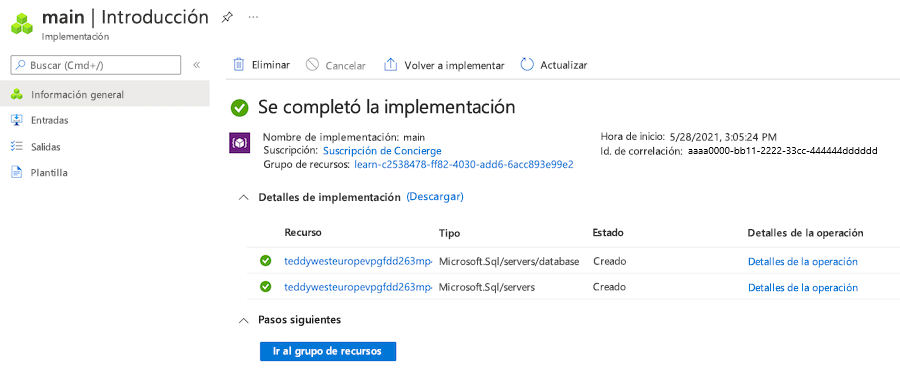 Captura de pantalla del panel de información general del grupo de recursos en Azure Portal correspondiente a la implementación específica, donde se muestran un servidor lógico y un recurso de base de datos.