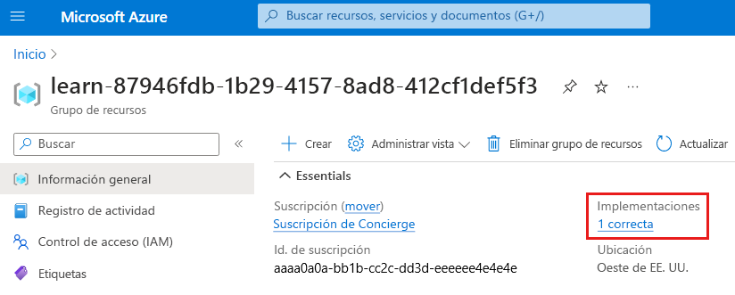 Captura de pantalla de la interfaz de Azure Portal con información general del grupo de recursos, con la sección de implementaciones que muestra la implementación que se ha realizado correctamente.