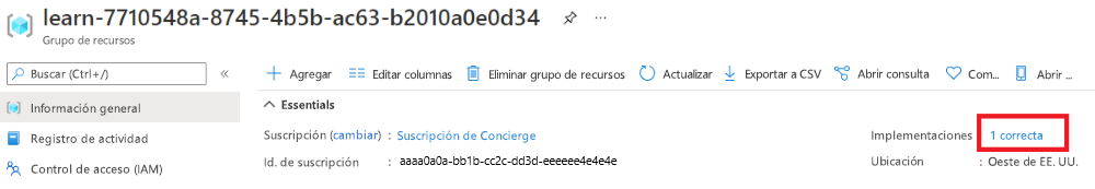 Captura de pantalla de la interfaz de Azure Portal con información general del grupo de recursos, con la sección de implementaciones que muestra la implementación que se ha realizado correctamente.