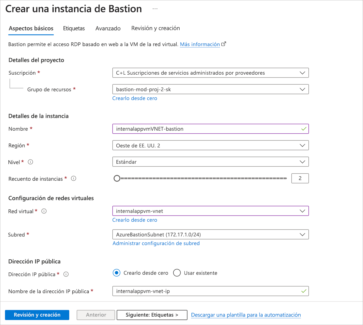 Recorte de pantalla de la página Crear una instancia de Bastion con campos rellenados de forma predeterminada, como la subred, el nombre del recurso de Azure Bastion, y la creación de una dirección IP pública.