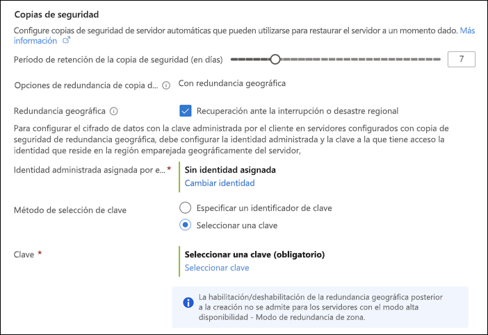 Captura de pantalla de las secciones Alta disponibilidad y Copias de seguridad de la página de implementación del servidor flexible del Azure Portal Compute + Storage.