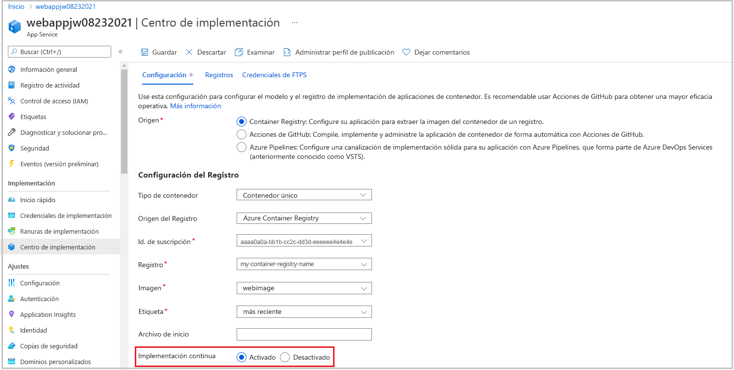 Captura de pantalla que muestra la configuración del contenedor de la aplicación web con implementación continua habilitada.