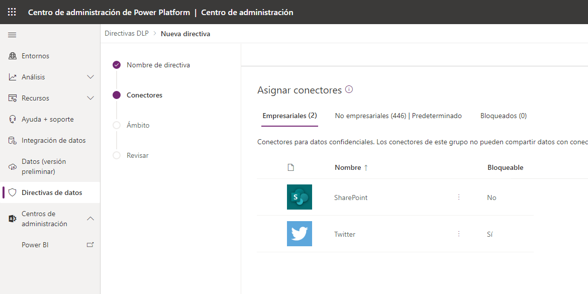 Captura de pantalla de la página de directivas de datos del centro de administración de Microsoft Power Platform en el paso Asignar conectores, donde se muestran las opciones de Twitter y SharePoint.