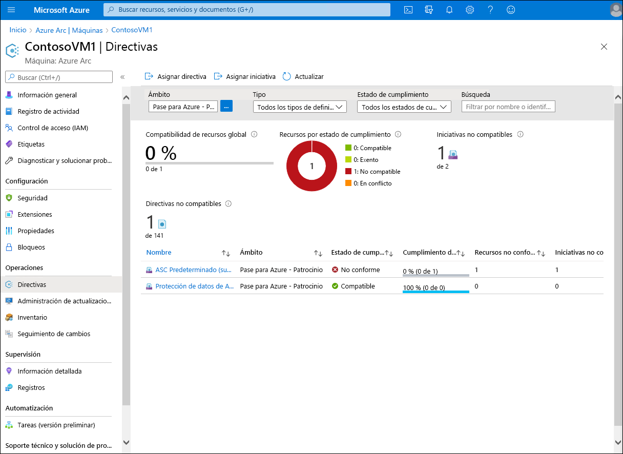 Captura de pantalla que muestran las directivas aplicadas en ContosoVM1. Se aplican dos directivas, y la máquina virtual es compatible con una pero no con la otra.