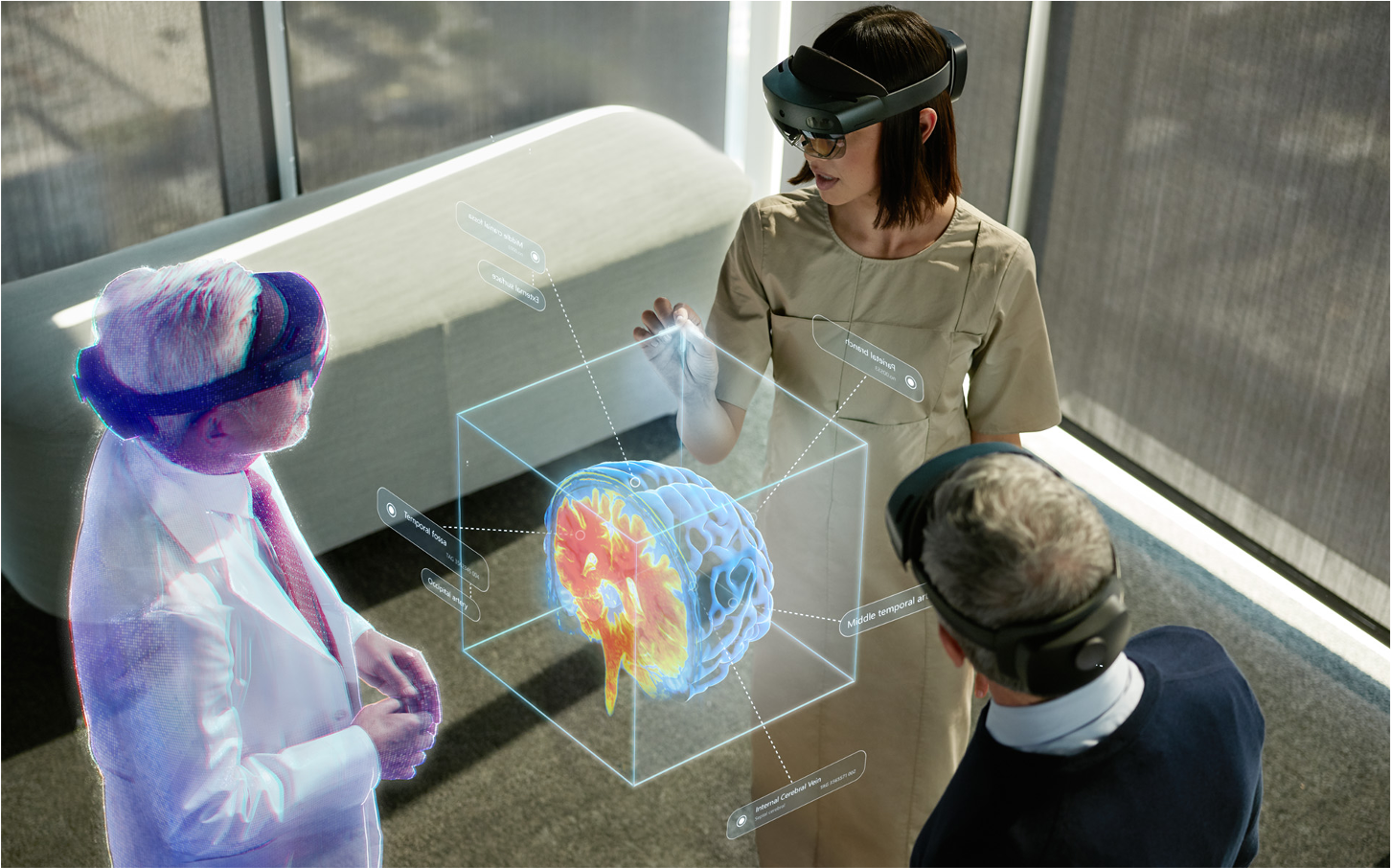 Fotografía de personas que usan HoloLens para colaborar.