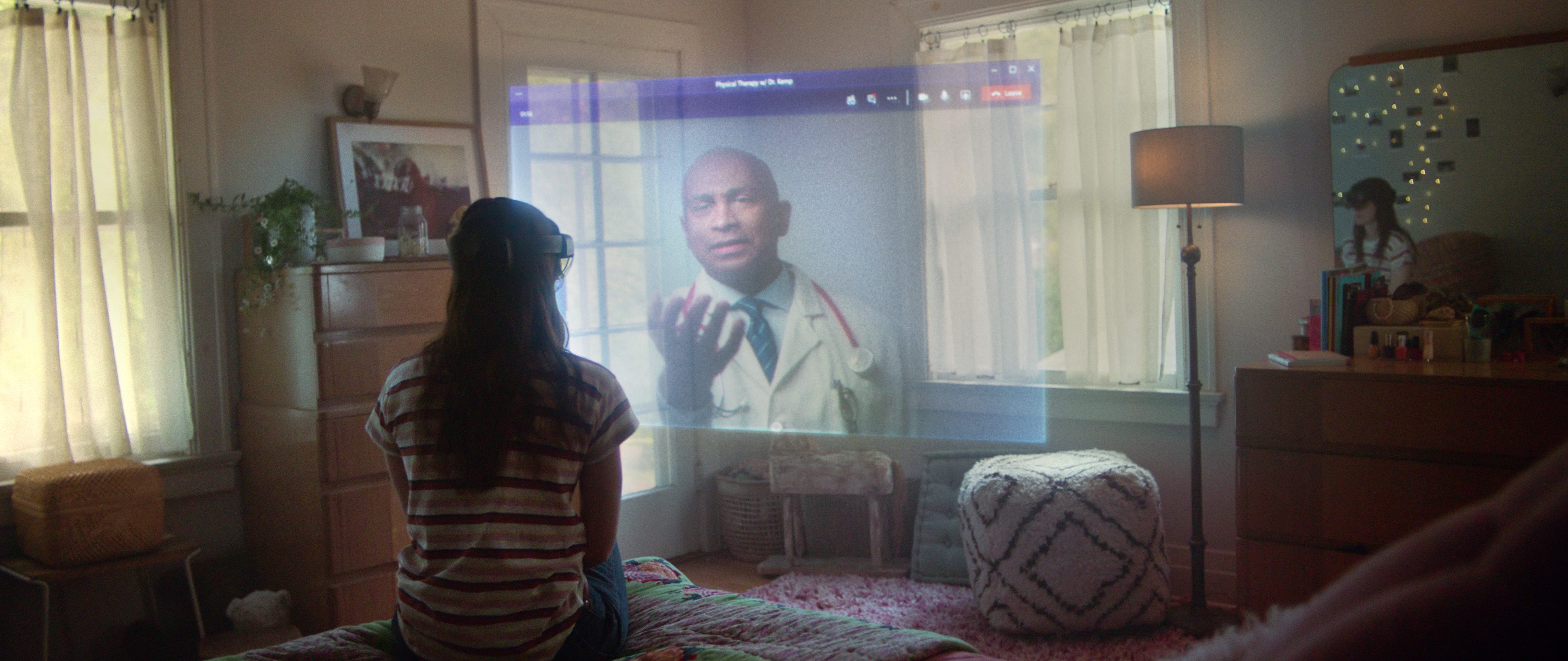 Fotografía de la experiencia de reuniones virtuales de Microsoft Mesh: médicos y pacientes se reúnen de forma remota para comprobar el progreso de la rehabilitación.