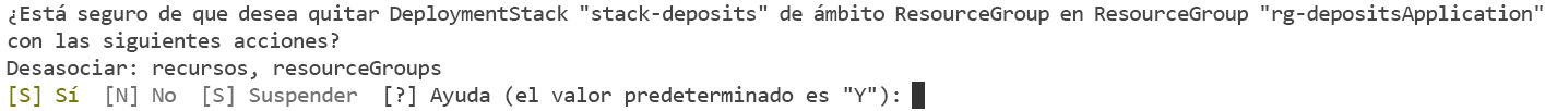 Captura de pantalla que muestra una confirmación de la línea de comandos para eliminar la pila de implementación mediante Azure PowerShell.