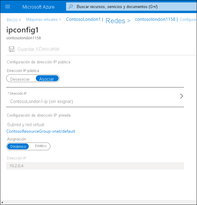 Captura de pantalla de la página Azure Portal ipconfig1 de una interfaz de red de Azure seleccionada. En Configuración de dirección IP pública, la dirección IP pública se establece en Asociar y, en Configuración de dirección IP privada, la asignación se establece en Dinámica.