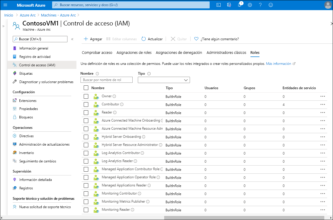 Captura de pantalla de la página de Control de acceso (IAM) en Azure Portal para la máquina virtual seleccionada: ContosoVM1. El panel de detalles tiene cinco pestañas: Comprobar acceso, Asignaciones de roles, Asignaciones de denegación, Administradores clásicos y Roles (seleccionada). Aparece una lista de los roles.