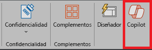 Captura de pantalla del icono de Copilot en la cinta de Opciones de PowerPoint.