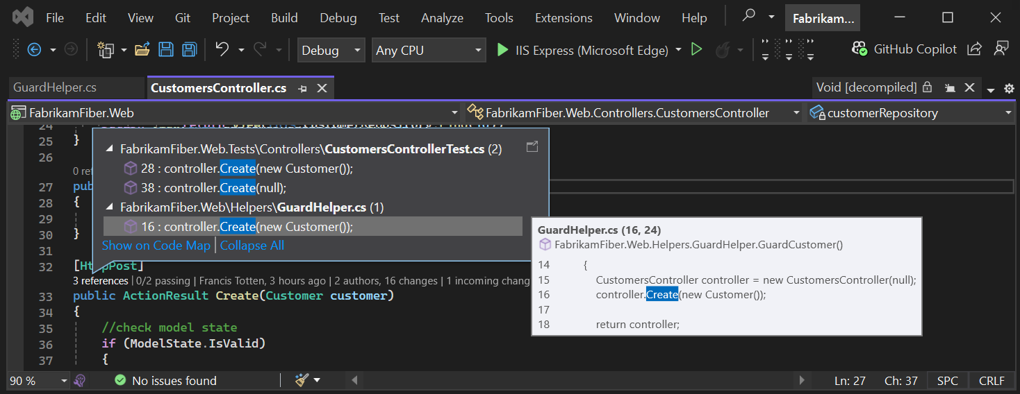 Captura de pantalla de los indicadores de CodeLens en el editor de código de Visual Studio.