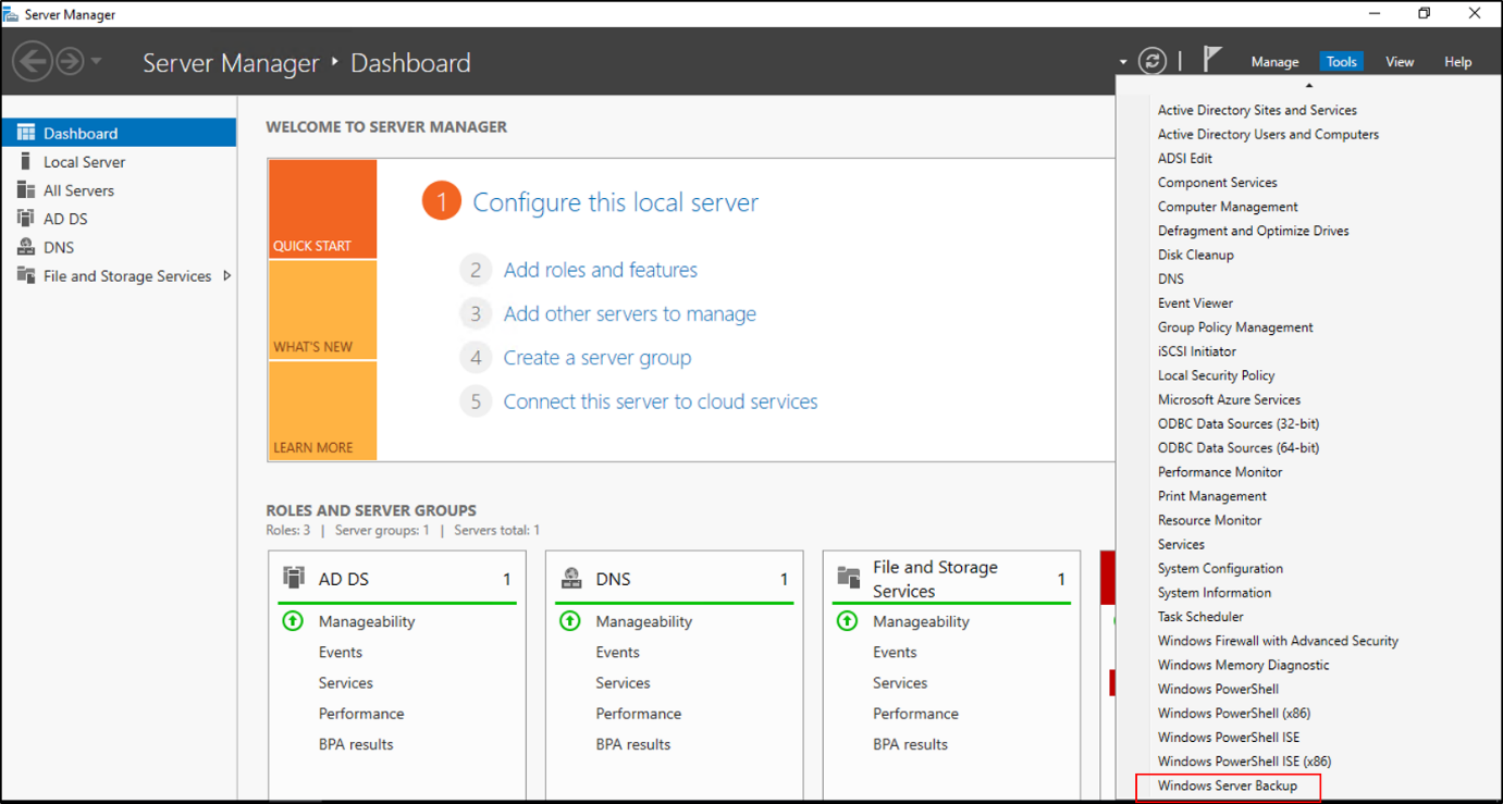 Captura de pantalla que muestra dónde seleccionara Herramientas administrativas y Copias de seguridad de Windows Server.