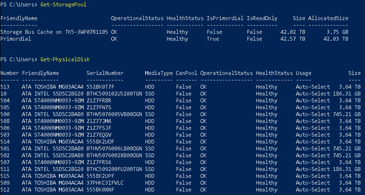 Captura de pantalla en la que se muestran los resultados de Get-StoragePool y Get-PhysicalDisk después de habilitar la caché de bus de almacenamiento.