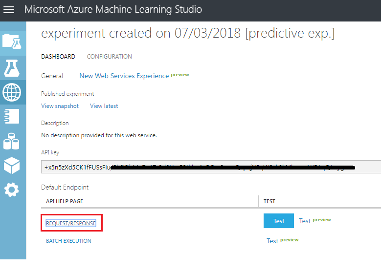 Captura de pantalla de la ventana Microsoft Azure Machine Learning Studio, que muestra la tecla A P I y el vínculo Respuesta de barra diagonal de solicitud resaltado.