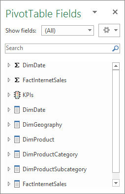 Captura de pantalla del cuadro de diálogo Campos de tabla dinámica en Excel que muestra que DimCustomer no está disponible para la selección.