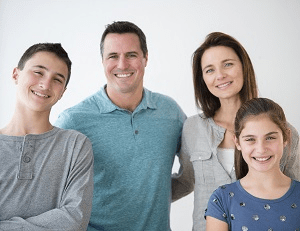 Cuatro personas posando juntas como una familia