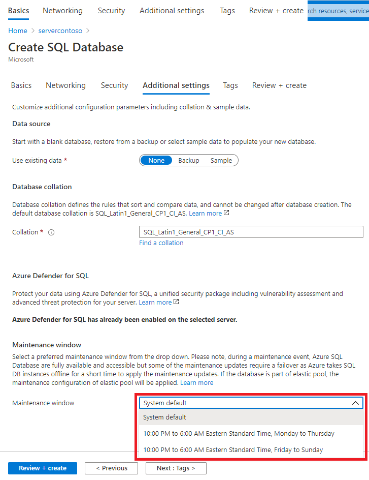 Captura de pantalla de Azure Portal en la que se muestra el Asistente para crear SQL Database. La pestaña de configuración adicional está abierta y la lista desplegable Ventana de mantenimiento se coloca en rojo.