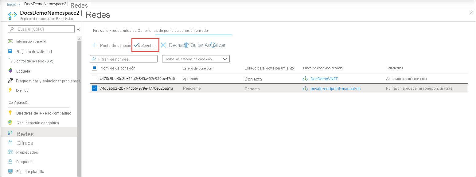 Recorte de pantalla que muestra la pestaña Conexiones de punto de conexión privado con el botón Aprobar resaltado.