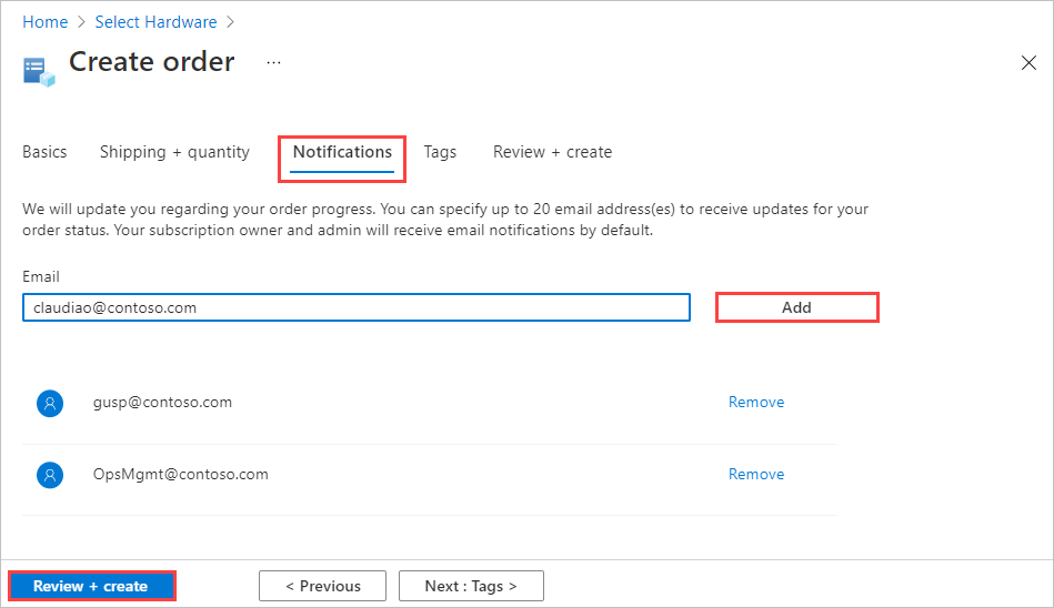 Captura de pantalla de la pestaña Notificaciones para el pedido de Azure Edge Hardware Center. La pestaña Notificaciones, el botón Agregar y el botón Revisar y crear están resaltados.