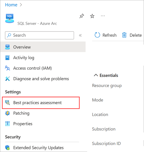 Captura de pantalla que muestra cómo abrir la configuración para la evaluación de procedimientos recomendados para un recurso de SQL Server habilitado para Azure Arc.